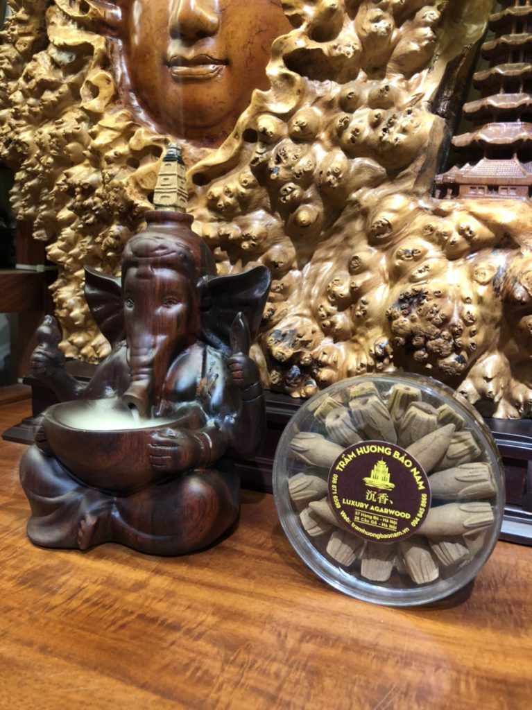 Mượn hình ảnh Voi thần Ganesha, Trầm Hương Bảo Nam đã tạo sản phẩm thác khói trầm hương từ hình tượng của ngài.