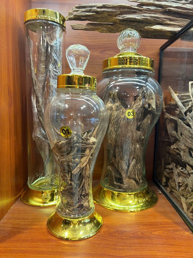 Trầm hương miếng thượng hạng là dòng sản phẩm quý giá được tuyển chọn kỹ lưỡng từ những miếng trầm có hương thơm tự nhiên, sâu lắng và tinh tế.